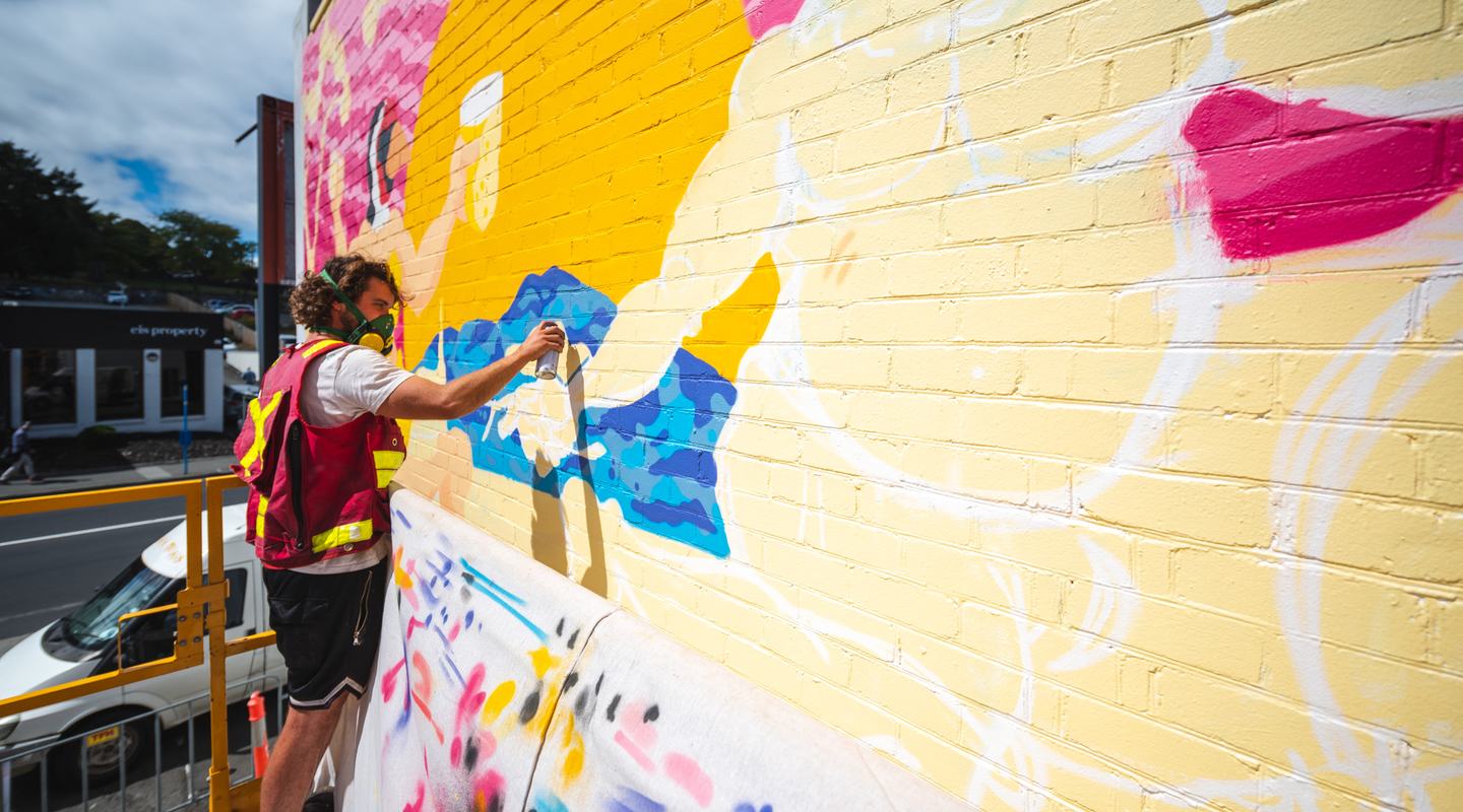 Jaspker Kelly painting at Vibrance 2021